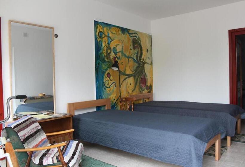 پانسیون Boulevard Garden House   Free And Save Parking In The Yard