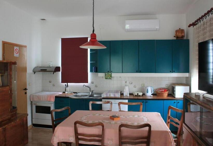 پانسیون Boulevard Garden House   Free And Save Parking In The Yard