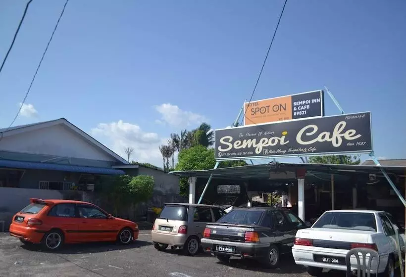 Hotelli Spot On 89821 Batu Maung Sempoi Inn And Cafe