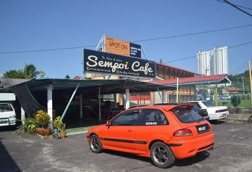 Hotelli Spot On 89821 Batu Maung Sempoi Inn And Cafe