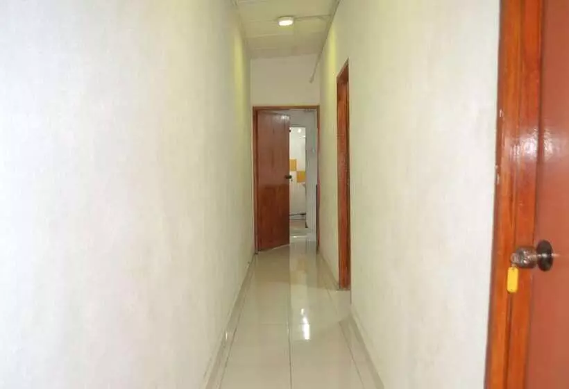 Hotelli Spot On 89821 Batu Maung Sempoi Inn And Cafe