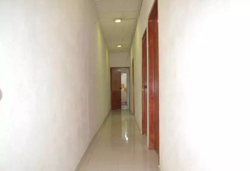 Hotelli Spot On 89821 Batu Maung Sempoi Inn And Cafe