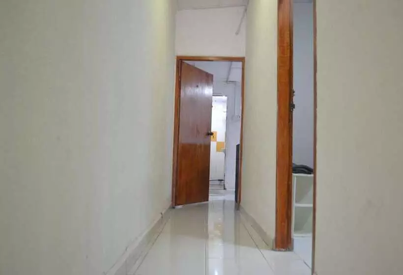 Hotelli Spot On 89821 Batu Maung Sempoi Inn And Cafe