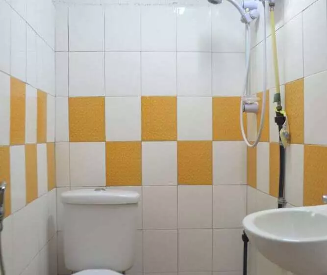 Hotelli Spot On 89821 Batu Maung Sempoi Inn And Cafe