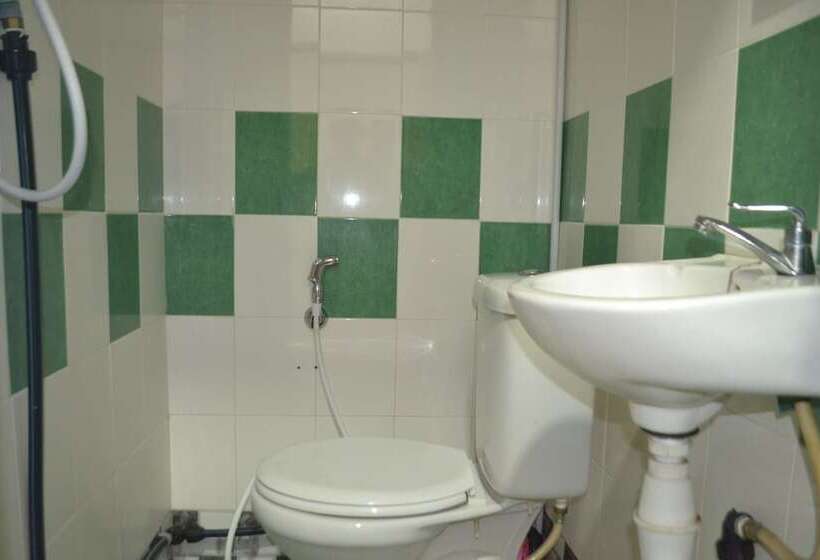 Hôtel Spot On 89821 Batu Maung Sempoi Inn And Cafe