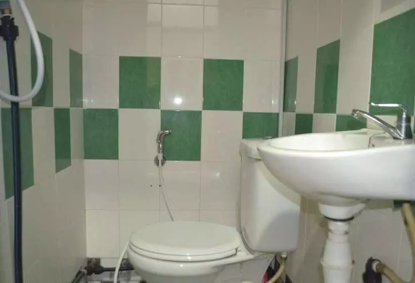 Hotelli Spot On 89821 Batu Maung Sempoi Inn And Cafe