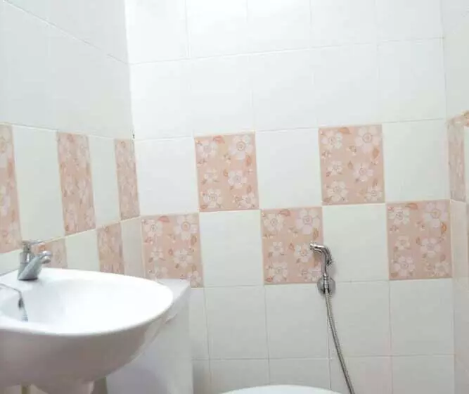 Hotelli Spot On 89821 Batu Maung Sempoi Inn And Cafe