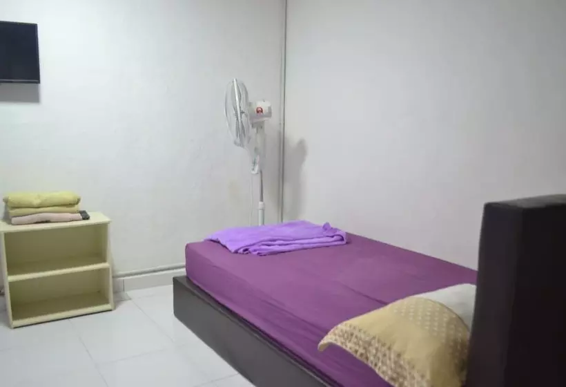 Hotelli Spot On 89821 Batu Maung Sempoi Inn And Cafe