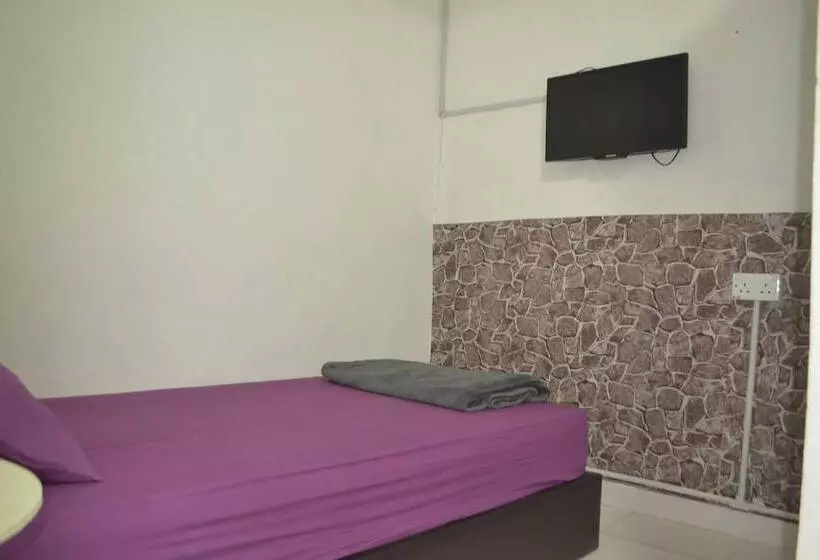 Hotelli Spot On 89821 Batu Maung Sempoi Inn And Cafe