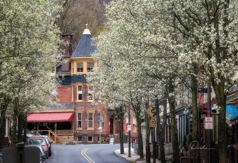 The Dolon House Bed & Breakfast!