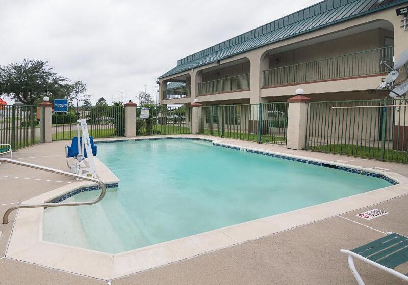 هتل Rodeway Inn & Suites Hwy 290 Nw