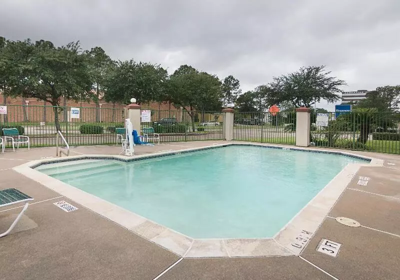 בית מלון כפרי Rodeway Inn & Suites Hwy 290 Nw