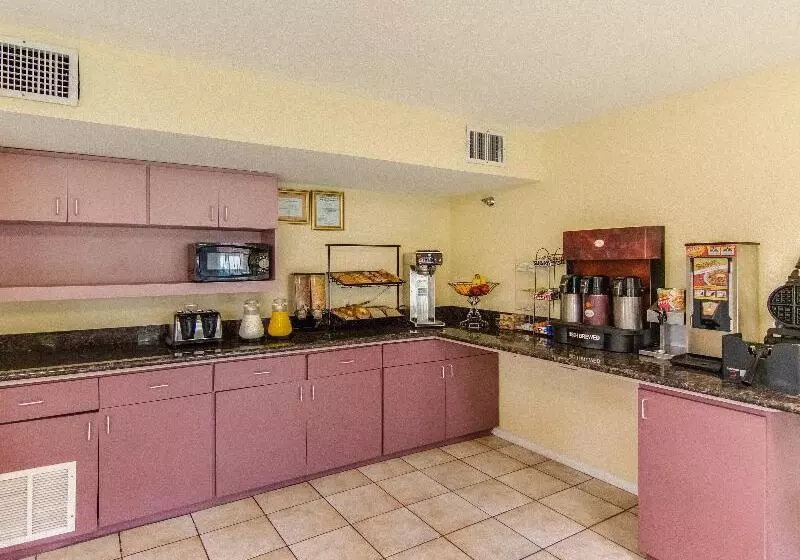 בית מלון כפרי Rodeway Inn & Suites Hwy 290 Nw