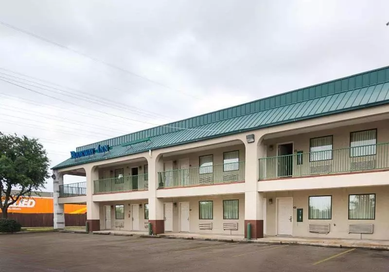 בית מלון כפרי Rodeway Inn & Suites Hwy 290 Nw