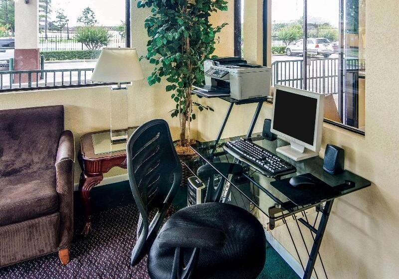 هتل Rodeway Inn & Suites Hwy 290 Nw