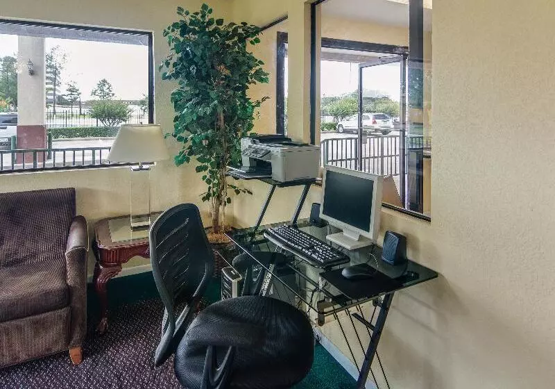 בית מלון כפרי Rodeway Inn & Suites Hwy 290 Nw