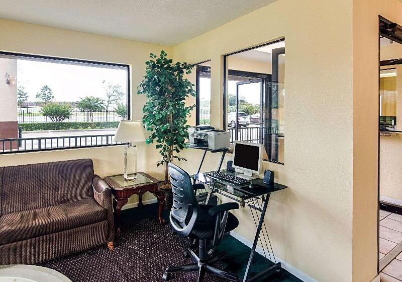 هتل Rodeway Inn & Suites Hwy 290 Nw