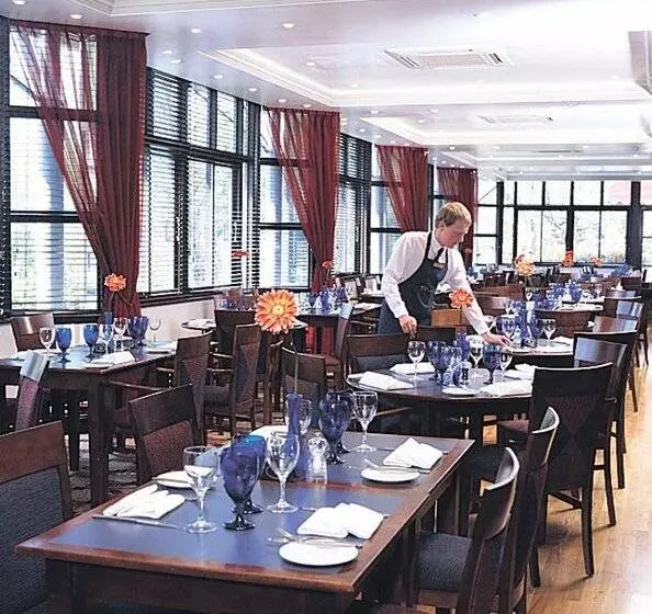 Отель Travelodge Bath Waterside