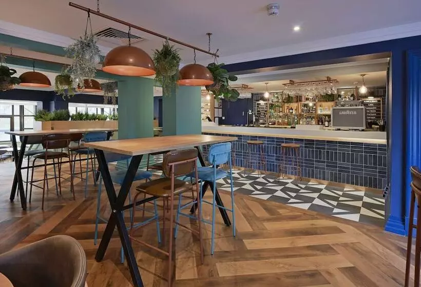 Отель Travelodge Bath Waterside