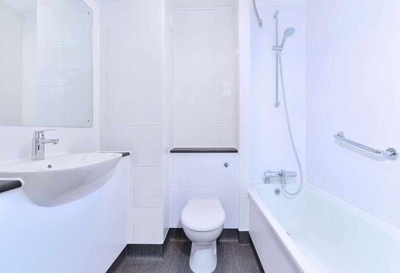 בית מלון כפרי Travelodge Bath Waterside