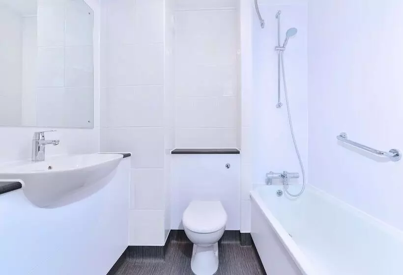 Отель Travelodge Bath Waterside