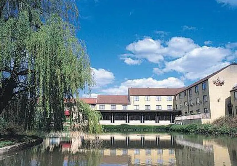 Hotelli Travelodge Bath Waterside