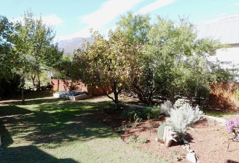 Cosy 6 Person Cottage With Mountain View