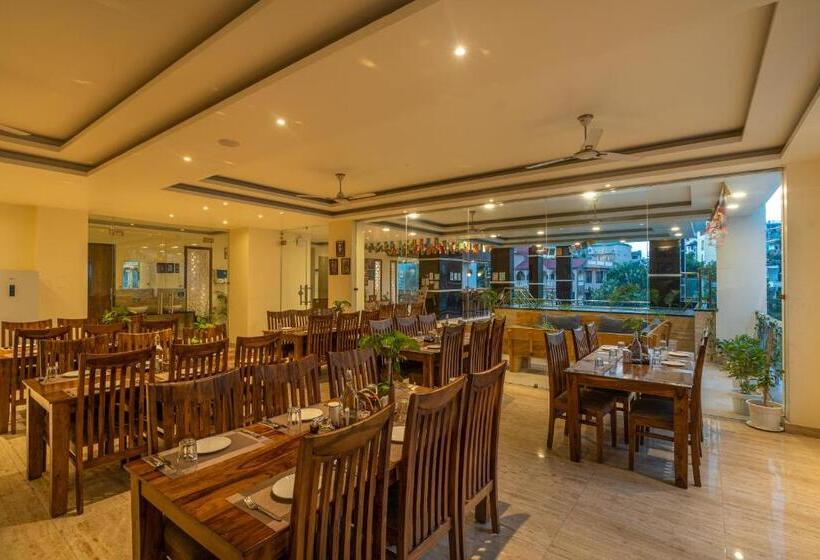 مسافرخانه Moustache Rishikesh Luxuria