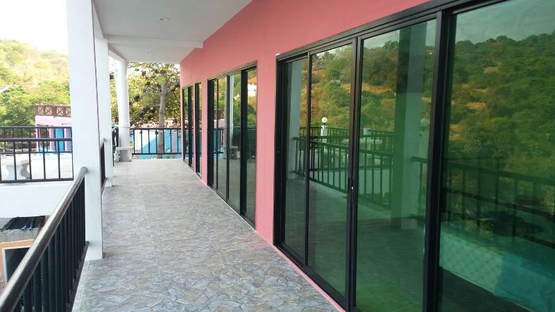 בית מלון כפרי Ocean View Resort   Koh Sichang