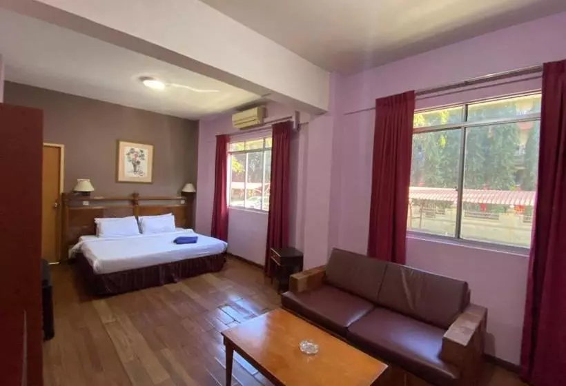 ホテル Oyo 90061 Kuhara Court Apartment Suite