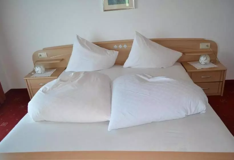 ホテル Gasthof Zum Grünen Baum