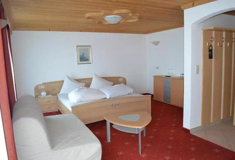 ホテル Gasthof Zum Grünen Baum