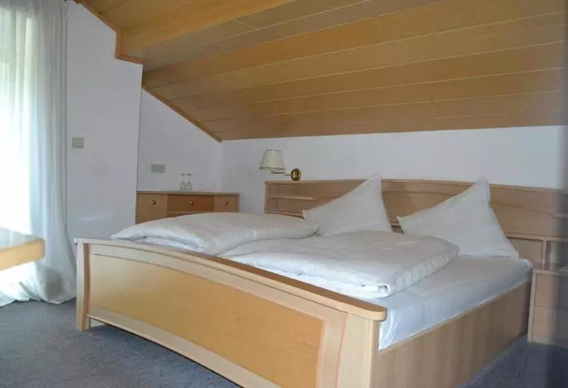 ホテル Gasthof Zum Grünen Baum