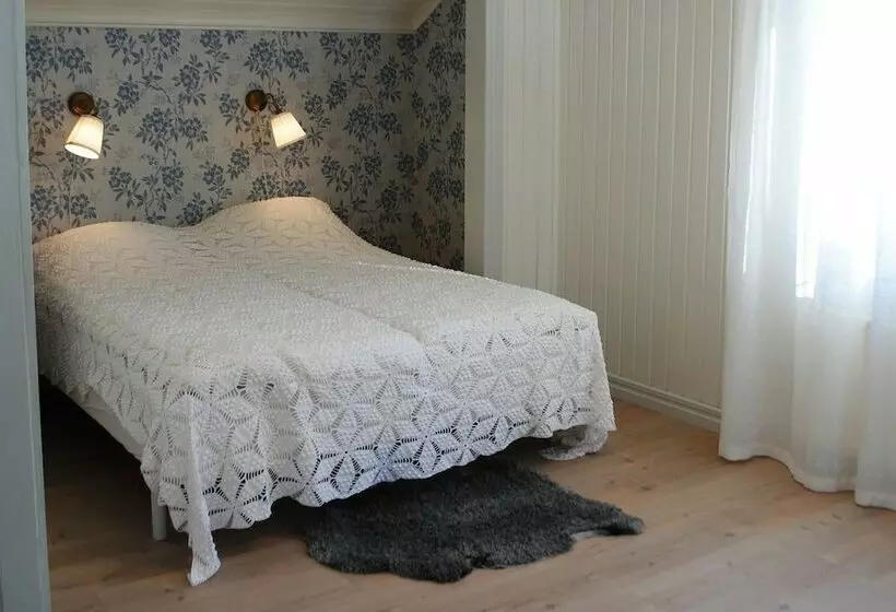 Anfasteröd Gårdsvik   Tälten