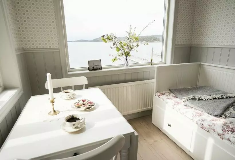 Anfasteröd Gårdsvik   Tälten