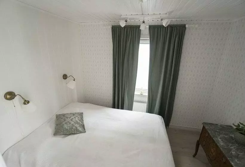 Anfasteröd Gårdsvik   Tälten