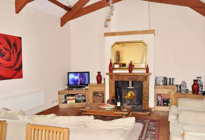 Charming Barn Conversion With Wood Burner Near Looe