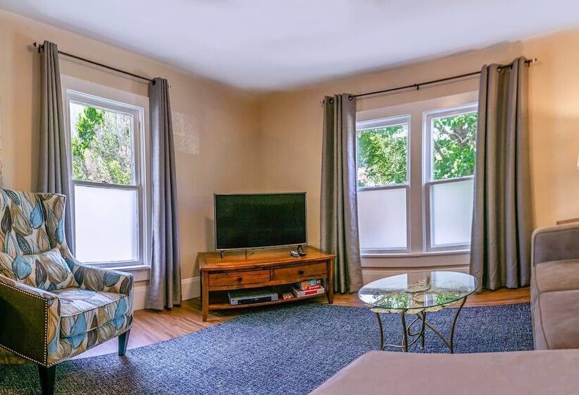 Pioneer House   North Suite