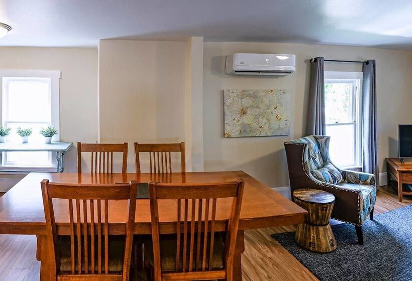 Pioneer House   North Suite