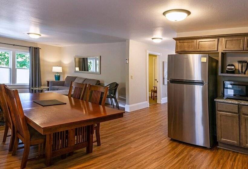 Pioneer House   North Suite