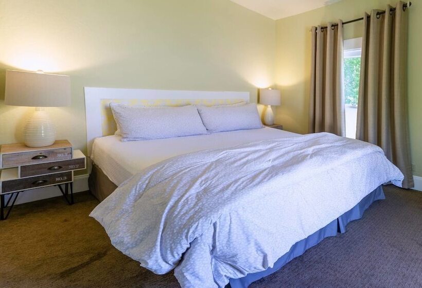 Pioneer House   North Suite