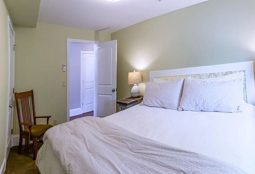 Pioneer House   North Suite