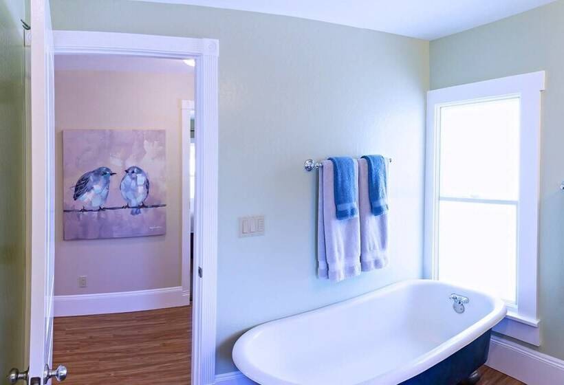 Pioneer House   North Suite