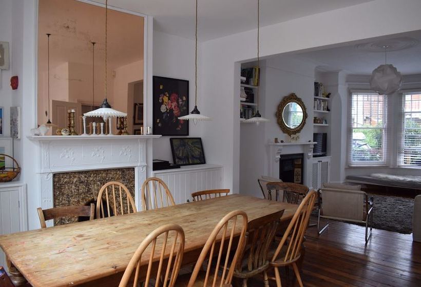 Spacious Family Home In Wembley