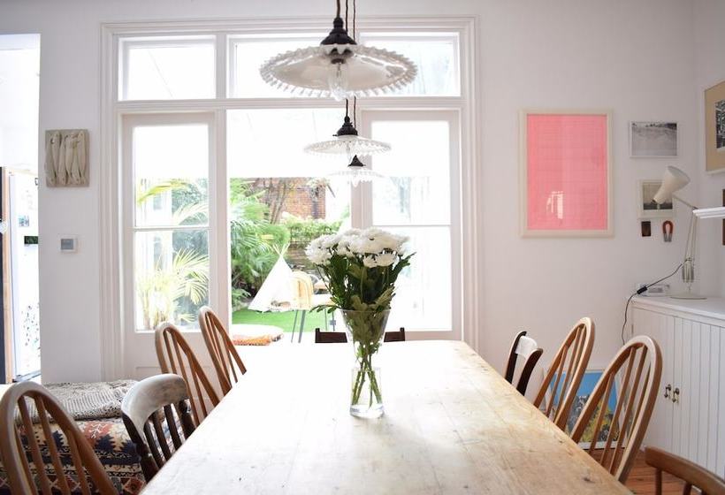 Spacious Family Home In Wembley