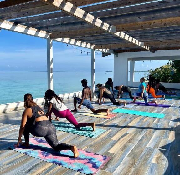 هتل Blue Skies Beach Resort