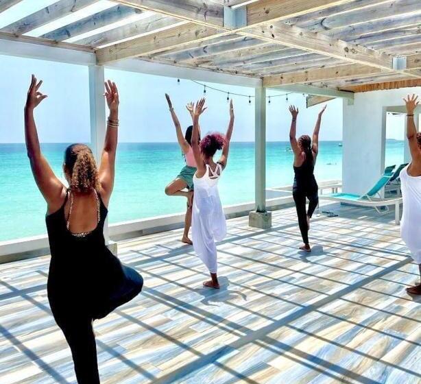 هتل Blue Skies Beach Resort