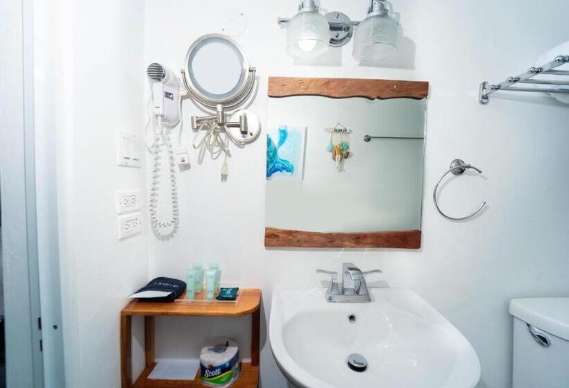 هتل Blue Skies Beach Resort