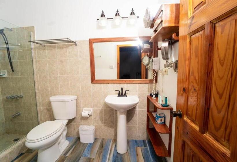 هتل Blue Skies Beach Resort