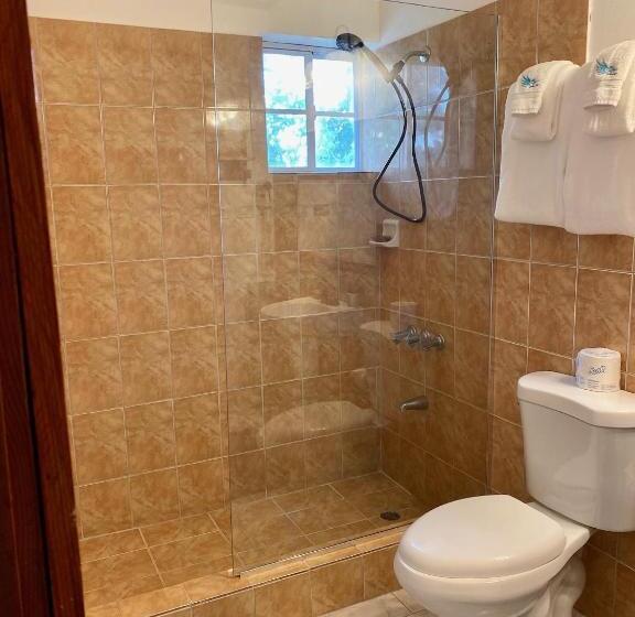 هتل Blue Skies Beach Resort